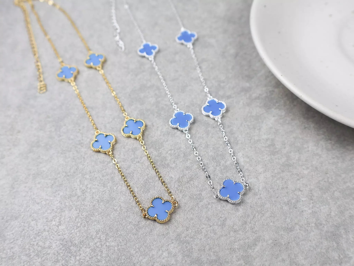 Short Necklace with Five Blue Clovers - Gold